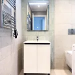 106 - Beachside Renovated 1br 5 Min From Apartment *